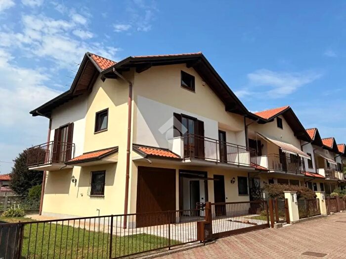 Casa quadrilocale in vendita in Via dei Tesoreggi, Cairate