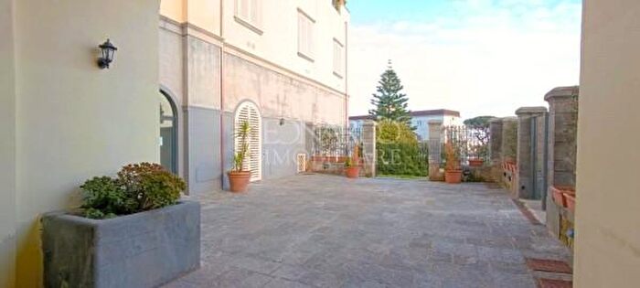 Appartamento con 5 locali in vendita in Via Ponti Rossi, Napoli