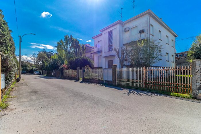 Casa con 10 locali in vendita in Via Righi, Cento