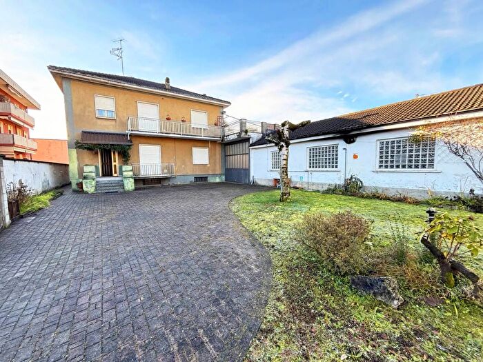 Casa con 6 locali in vendita in Via Carlo Borroni, Caronno Pertusella