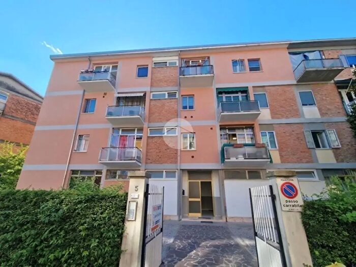 Appartamento trilocale in vendita in Via Indipendenza, Mantova