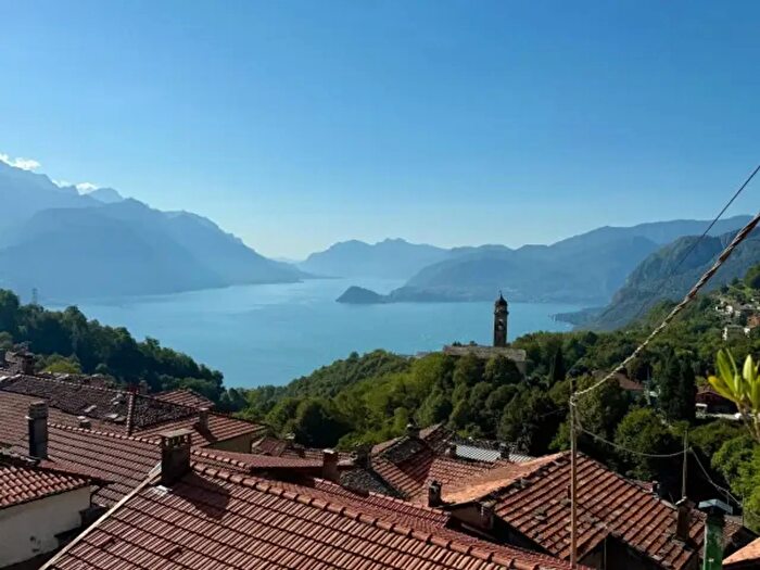 Casa con 6 locali in vendita in Via alla Piazzola, Plesio