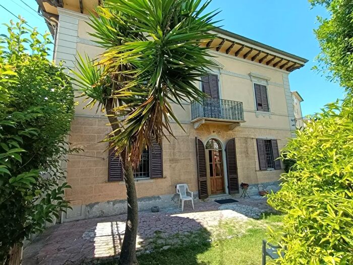 Casa con 16 locali in vendita in Pisa