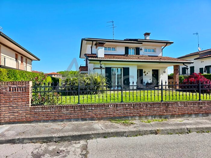 Casa con 8 locali in vendita in Ceregnano Ro, Ceregnano