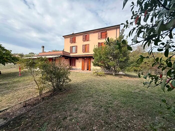 Casa con 8 locali in vendita in Casa Sbarra, Alta Val Tidone