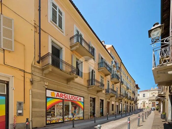 Appartamento con 6 locali in vendita in Via Carlo Alberto, Chieri