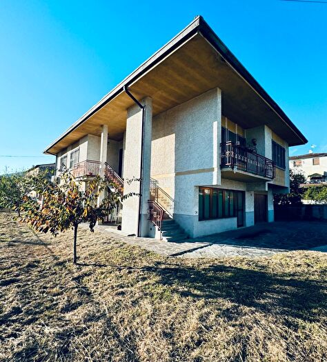 Casa con 12 locali in vendita in Lucca