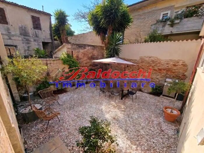 Casa con 6 locali in vendita in Fano