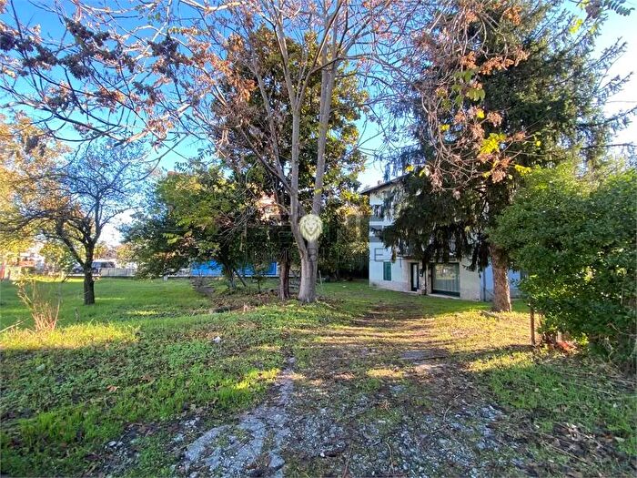 Casa con 17 locali in vendita in Vignola