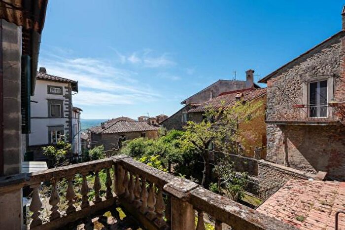 Appartamento con 6 locali in vendita in Via Giuseppe Maffei, Cortona