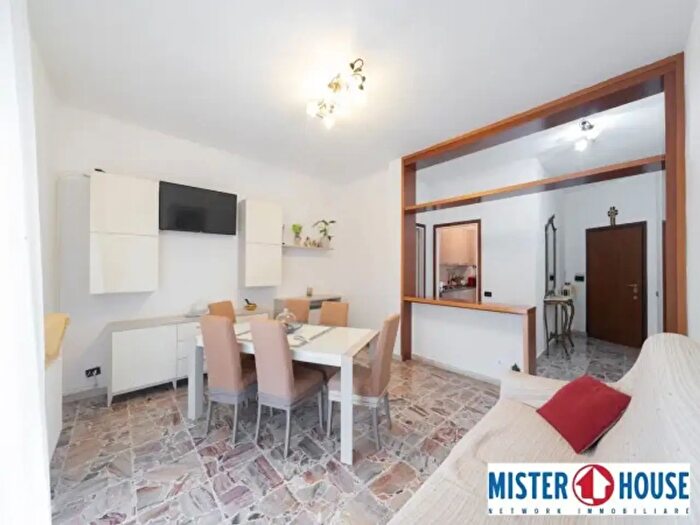 Appartamento trilocale in vendita in Via Edmondo De Amicis, Besana In Brianza