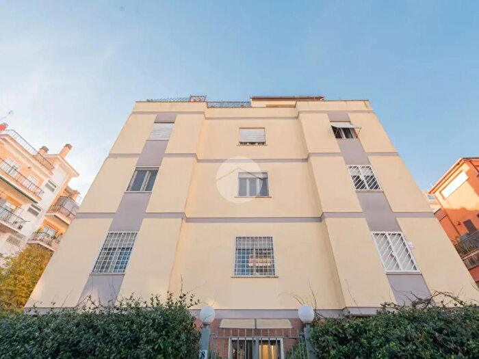 Appartamento trilocale in vendita in Via Tommaso Silvestri, Roma