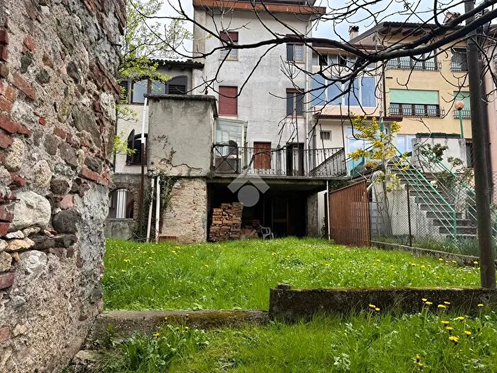 Casa con 6 locali in vendita in Via Roma, Torrebelvicino