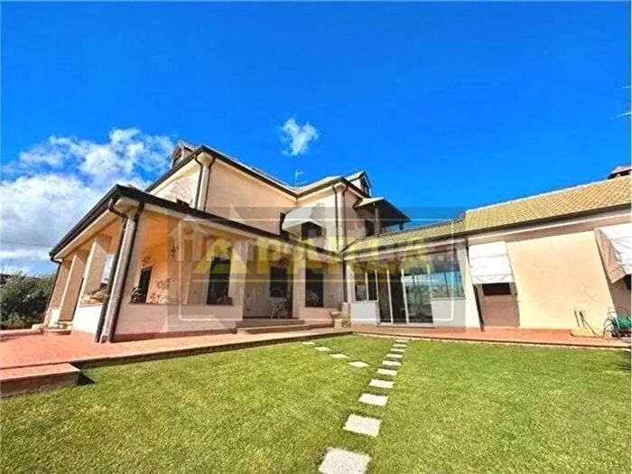 Casa con 12 locali in vendita in Mazzarino