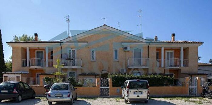 Appartamento trilocale in vendita in Via Silvio Giovaninetti, Roma