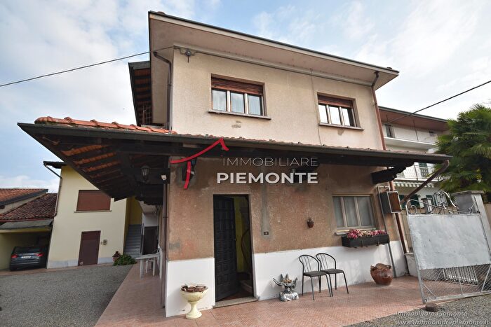 Casa quadrilocale in vendita in Suno