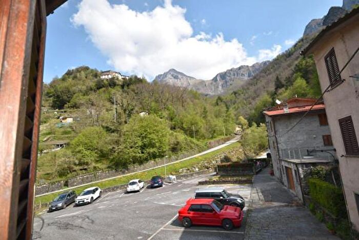 Appartamento con 6 locali in vendita in Via Vallinventri SNC, Seravezza