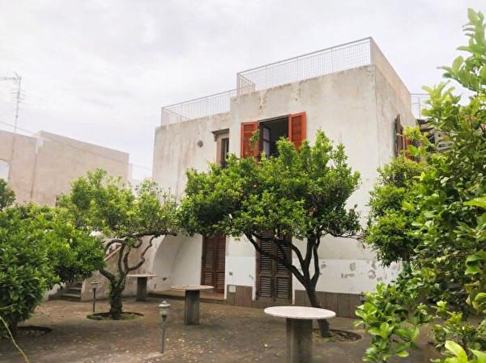 Casa con 6 locali in vendita in Vico Bandiera, Lipari