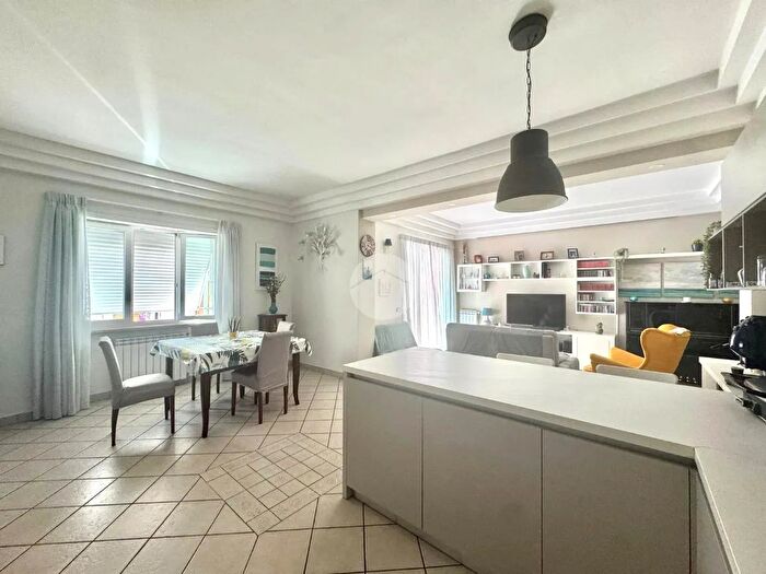 Appartamento con 5 locali in vendita in Via Onofrio Fragnito, Napoli