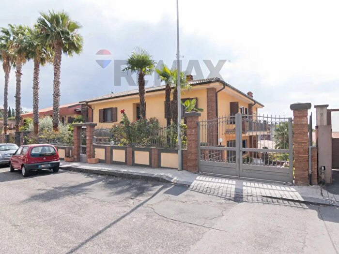 Casa con 10 locali in vendita in Via Salvo d'Acquisto Sn, Belpasso