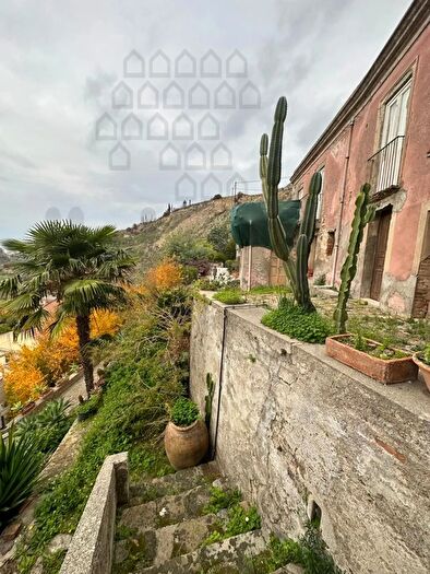 Casa con 15 locali in vendita in Via Gigante, Villafranca Tirrena