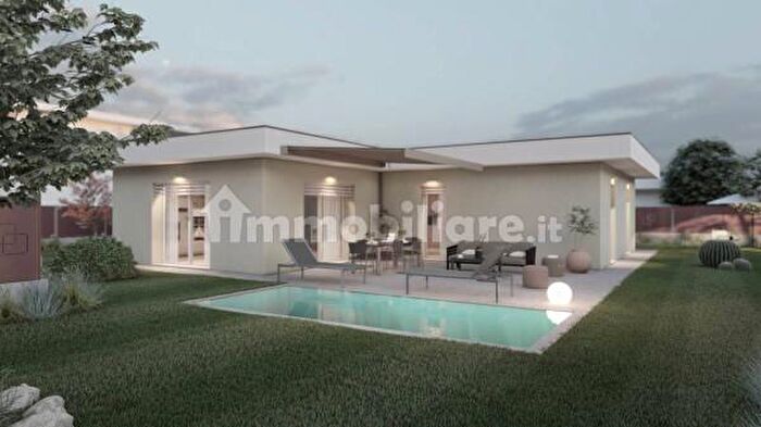 Casa quadrilocale in vendita in Via Pedrosi, Appiano Gentile