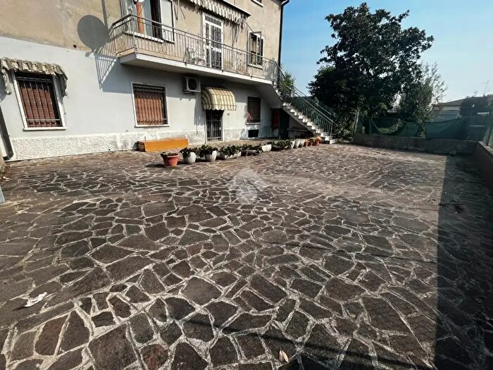 Casa con 5 locali in vendita in Via Fracazzole, Verona