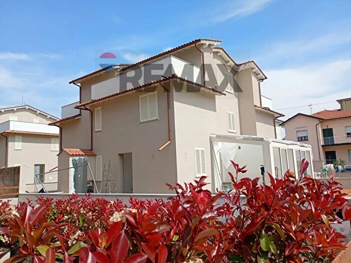 Casa con 9 locali in vendita in Montecatini Terme