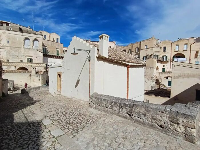 Casa con 6 locali in vendita in Via Lombardi, Matera