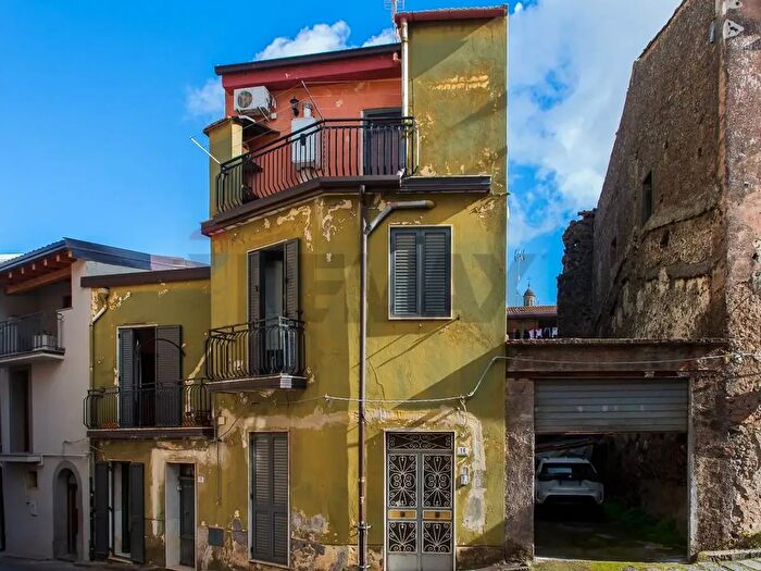Casa con 11 locali in vendita in Via Duca degli Abruzzi, Randazzo