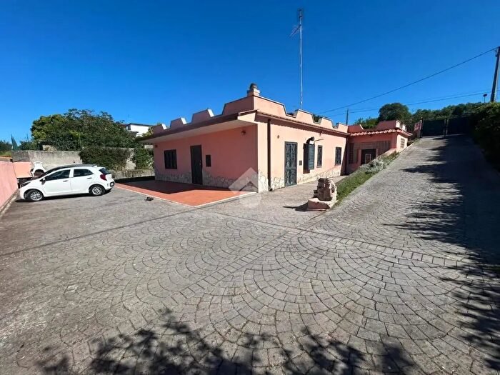 Casa con 6 locali in vendita in Via Brembo, Aprilia