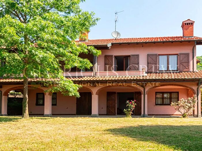 Casa con 6 locali in vendita in Via Roma, Proserpio