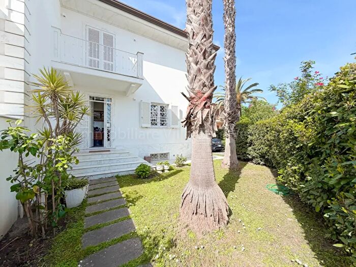 Casa con 7 locali in vendita in Via Vittorio Veneto, Camaiore