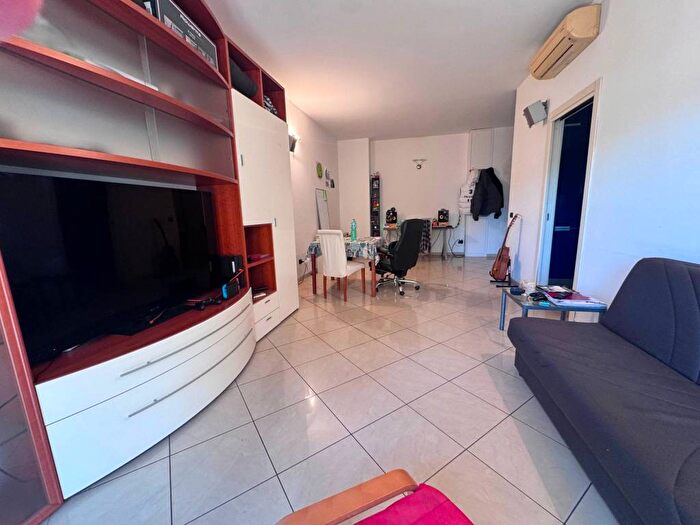 Appartamento trilocale in affitto in Via Almerico da Schio, Giambellino, Milano