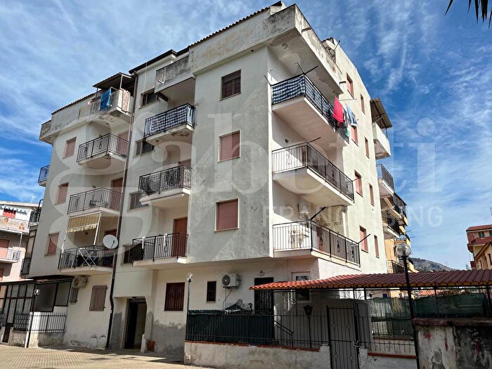 Appartamento trilocale in vendita in Via Pietro Mancini, Scalea