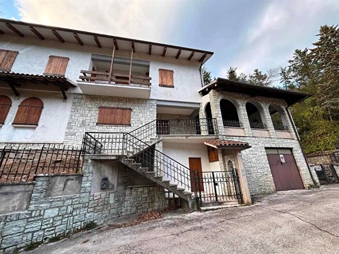 Casa con 6 locali in vendita in Pioraco