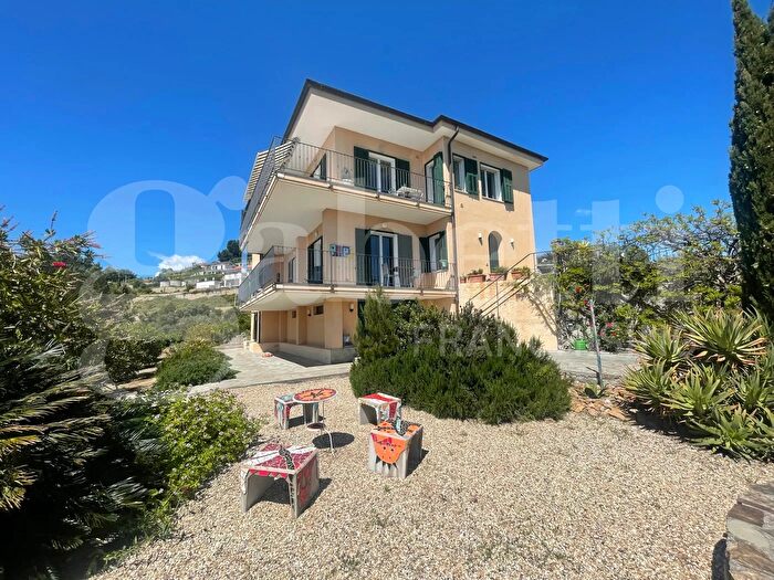 Casa con 9 locali in vendita in Via Provinciale, Costarainera