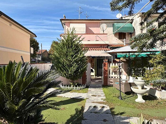 Casa con 5 locali in vendita in Viareggio
