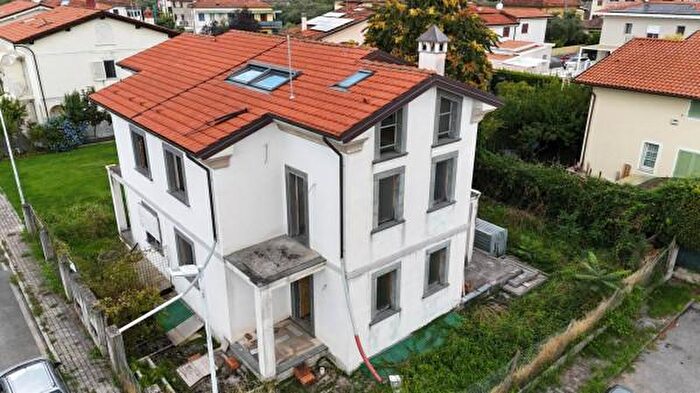 Casa con 6 locali in vendita in Via Piave, Seravezza