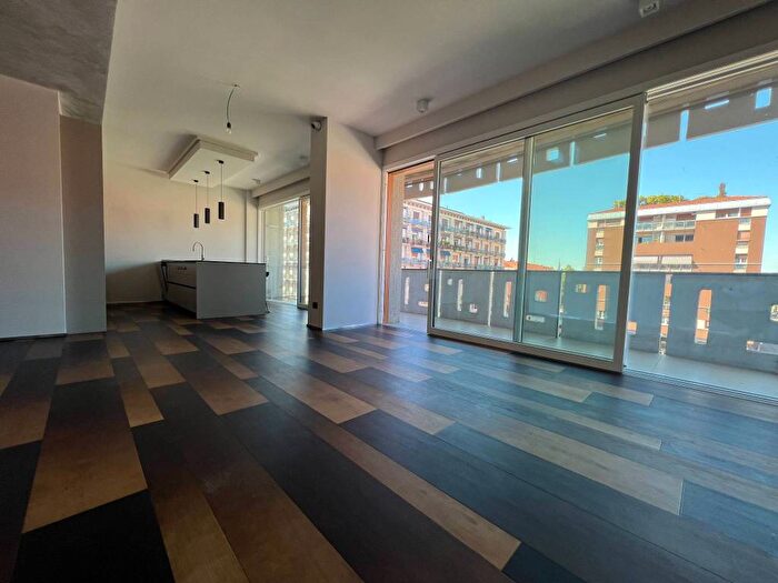 Appartamento quadrilocale in affitto in Piazza Renato Simoni, Valverde, Verona