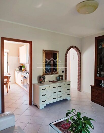 Appartamento con 6 locali in vendita in Massa