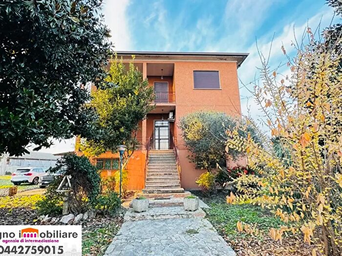 Casa con 6 locali in vendita in Via Pierdomenico Frattini, Legnago