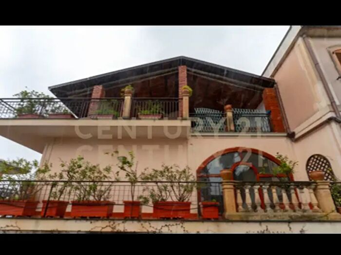 Casa con 8 locali in vendita in Via Carrubella, Catania