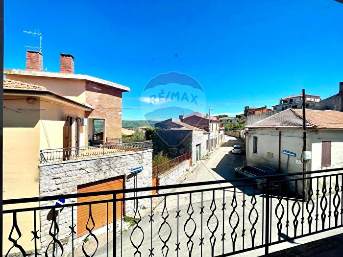 Casa con 6 locali in vendita in Codrongianos