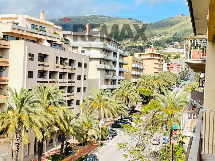 Appartamento con 6 locali in vendita in Via Manzoni, Erice