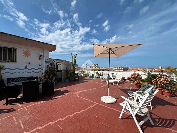 Appartamento quadrilocale in vendita in Via Divisi, Palermo