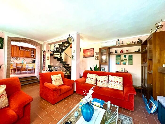 Casa quadrilocale in vendita in Via Baroni, Vernasca
