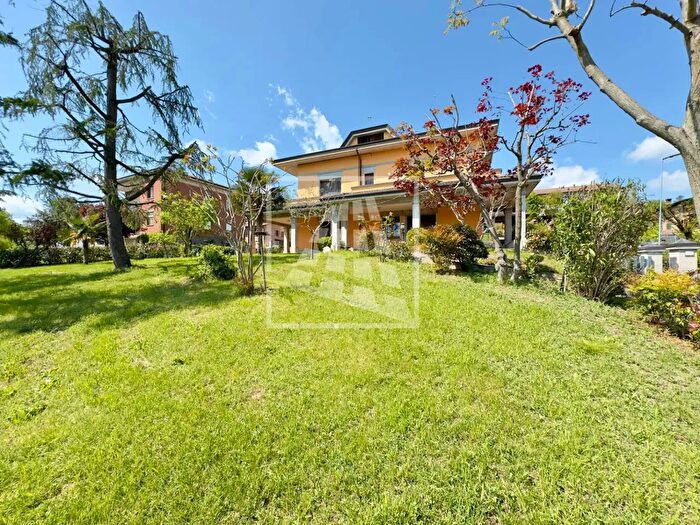 Casa con 12 locali in vendita in Via Martelli, Vezzano Sul Crostolo
