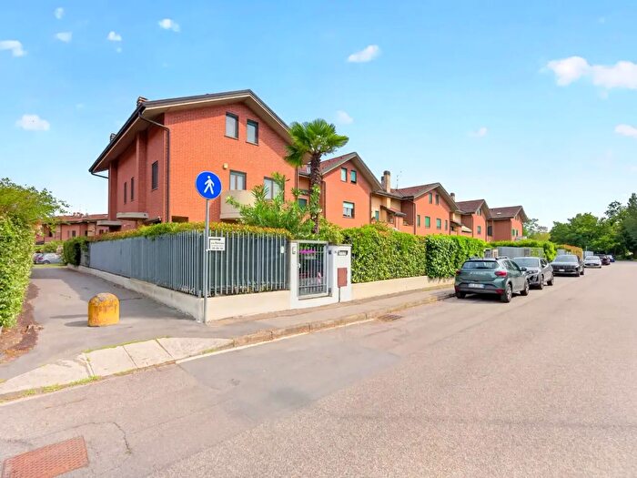 Casa con 5 locali in vendita in Via Montrasi, Bollate