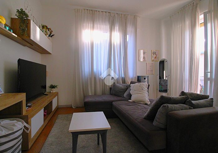 Appartamento trilocale in vendita in Via Fratelli Licini, Alzano Lombardo